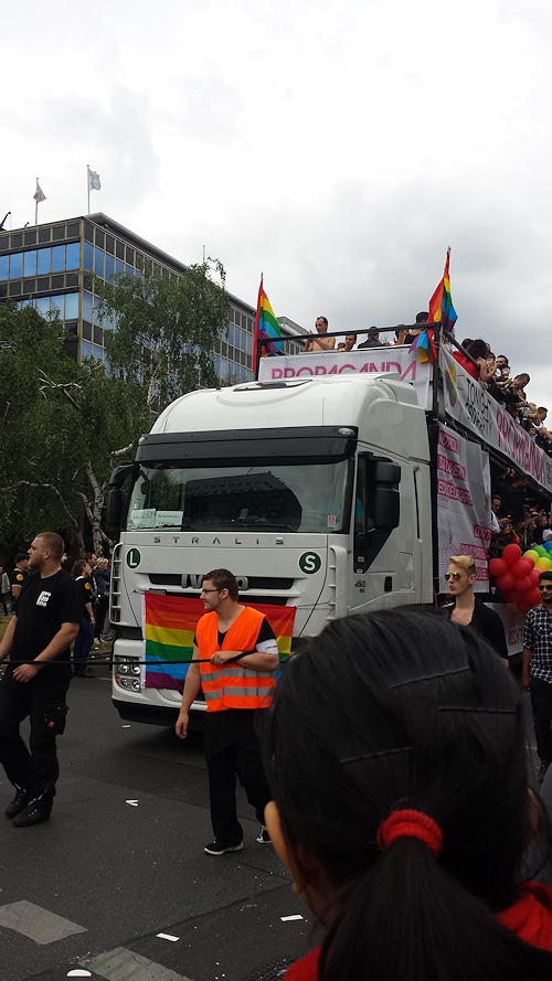 CSD-Parade Berlin 2014: der nächste Wagen mit Mutigen