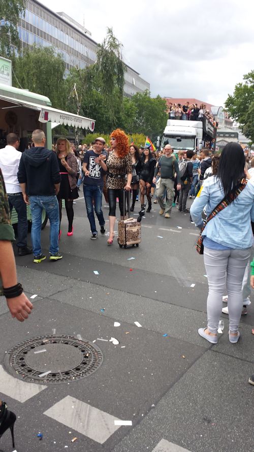 CSD-Parade Berlin 2014: diese Diva möchte mal eine werden ;-) ... Peggy Bundy lässt grüßen.