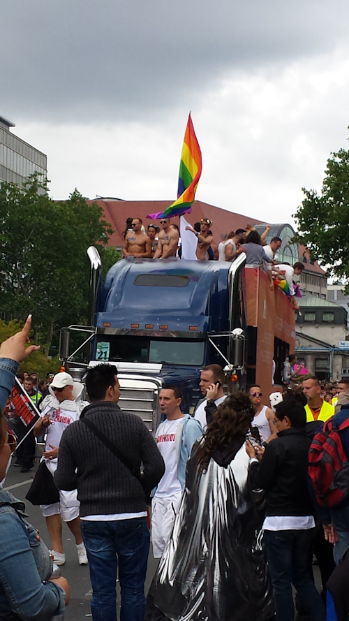CSD-Parade Berlin 2014: ein paar Wagemutige "oben ohne"