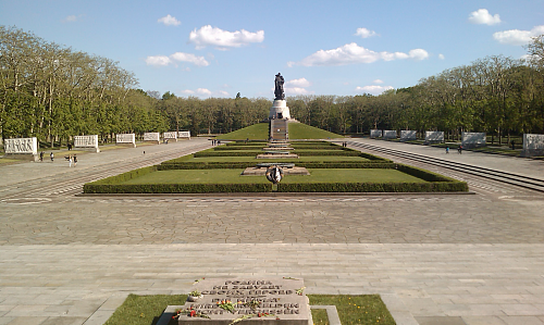 Auslbick auf die Siegerstatue des Sowjet-Ehrenmals im Treptower Park