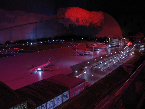 Das Rollfeld des Flughafens bei Nacht