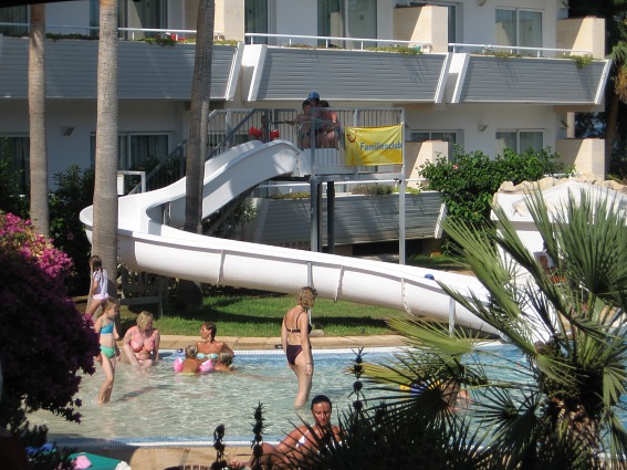 Wasserrutsche am großen Pool