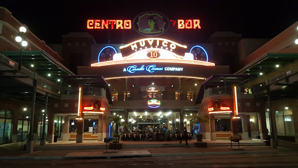 Kino in Ybor City bei Nacht