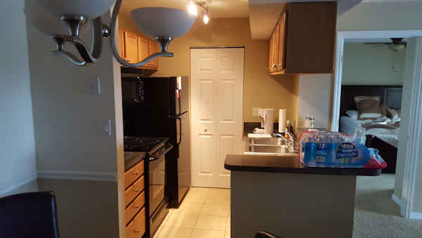 Küchenbereich mit Vorratskammer
