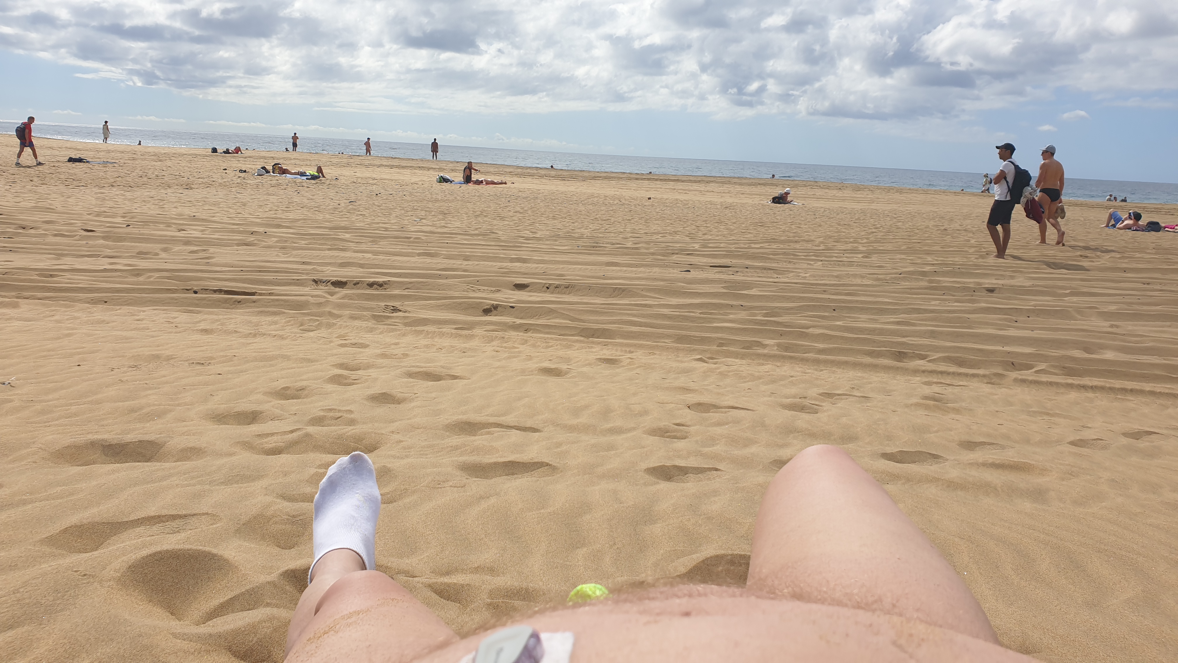 ein Sonnenbad am Strand
