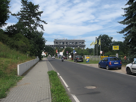 Schiffshebewerk von der Zufahrtsstraße aus betrachtet