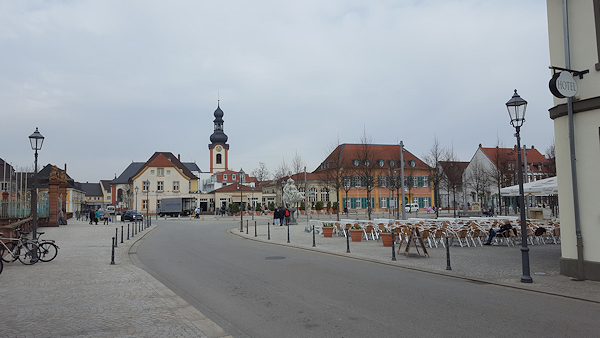 Blick auf den Vorplatz vom Parkhaus