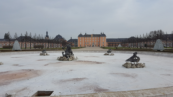 Blick vom Schlossgartenbrunnen auf das Schloss