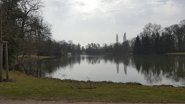 Blick auf den hinten liegenden See