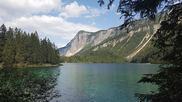 Anblick des steilen Bergmassivs am Wendepunkt des Tovelsee