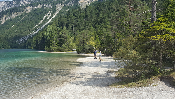 Kiesufer für Sonnenbaden am See