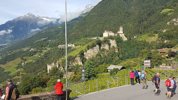 Schloss Tirol mit Vorpostenbauwerk